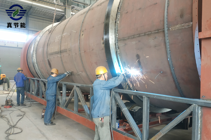 防止污泥干燥設備表面漆層脫落破損，采用防腐防銹的工藝技術焊接